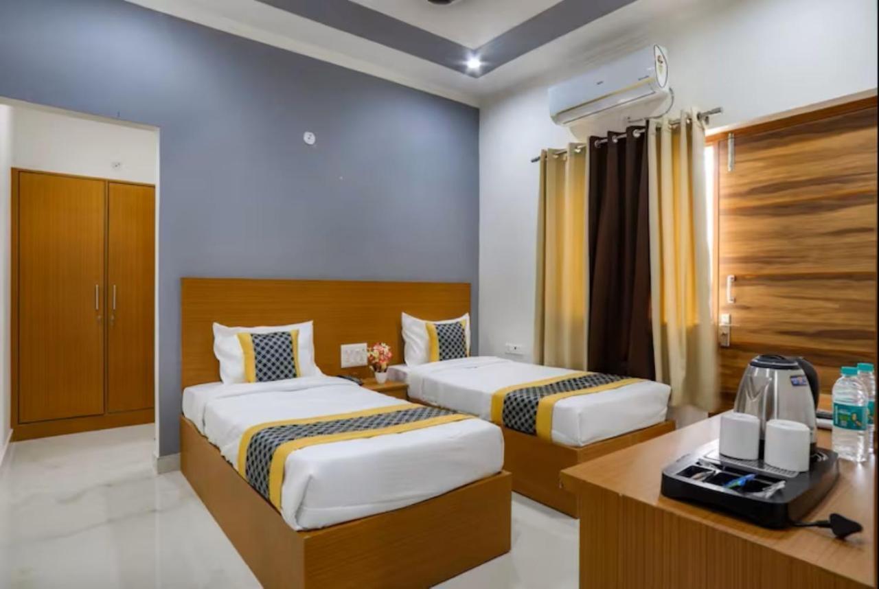 The Castle Blue Hotel Greater Noida Luaran gambar